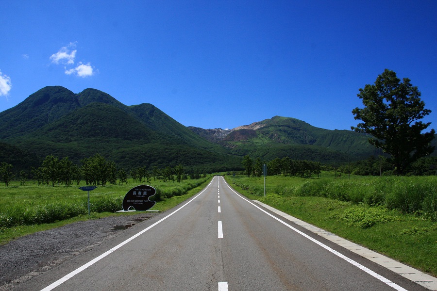 青空と山に続く道路の画像