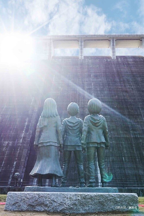 大山ダム・進撃の巨人 エレン・ミカサ・アルミンの少年期の銅像
