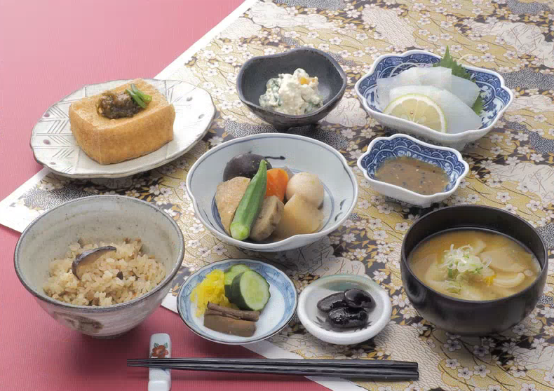 地元の厳選された食材を使用した九重彩り膳の写真